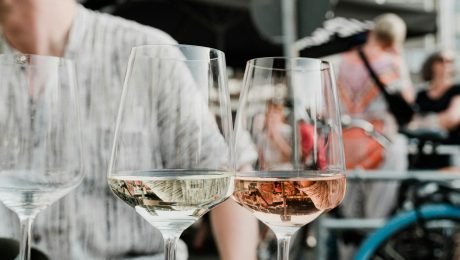 戶外酒會上的兩杯葡萄酒
